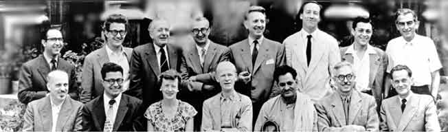 On reconnaît sur cette photographie prise durant une réunion de socialistes européens à l'université de Branting en 1955 Michel Rocard, au deuxième rang en partant de la droite. À côté de lui, Claude Bourdet. Assis devant lui, Marceau Pivert.